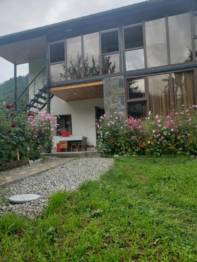 Guest House Nanu 메스티아 외부 사진